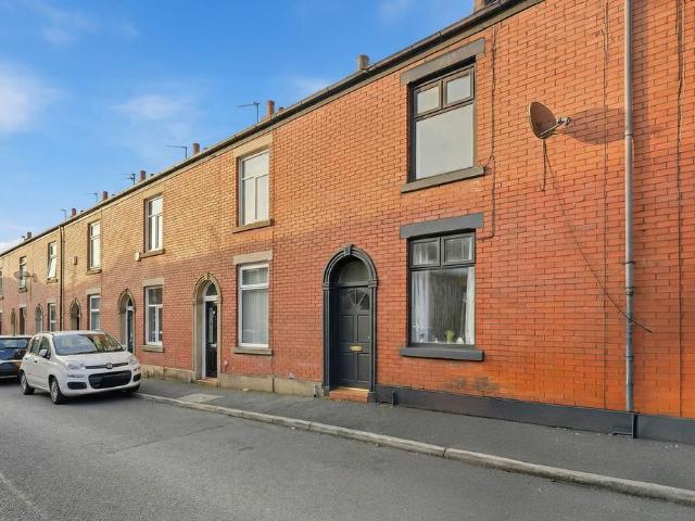 Grosvenor Street, Castleton. 2 bed terraced house to rent £995 pcm £230 pw