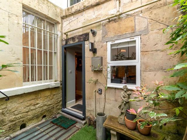 Grosvenor Place, Bath BA1, 2 bed flat to rent, £1,750 pcm | PrimeLocation