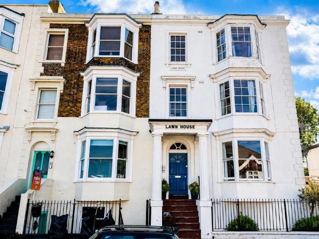 Grosvenor Place, Margate, Kent, CT9 2 bed flat to rent £895 pcm £207 pw