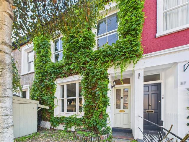 Grosvenor Road, Twickenham 3 bed terraced house to rent £3,500 pcm £808 pw