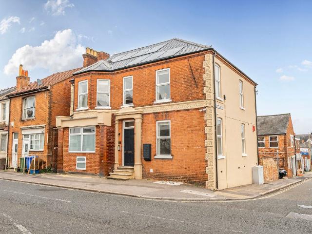 Grosvenor Road, Aldershot GU11, 1 bed flat to rent, £975 pcm | PrimeLocation