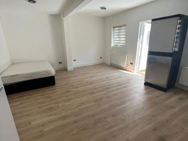 GROSVENOR ROAD, DAGENHAM, RM8 Studio to rent £1,400 pcm £323 pw