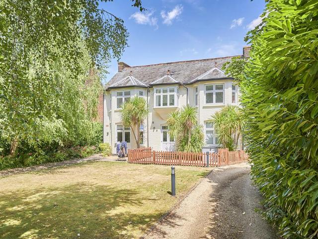 Grosvenor Road, Hertfordshire AL1 1 bed apartment to rent £1,550 pcm £358 pw