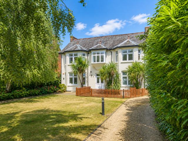 Grosvenor Road, Hertfordshire AL1 1 bed apartment to rent £1,550 pcm £358 pw