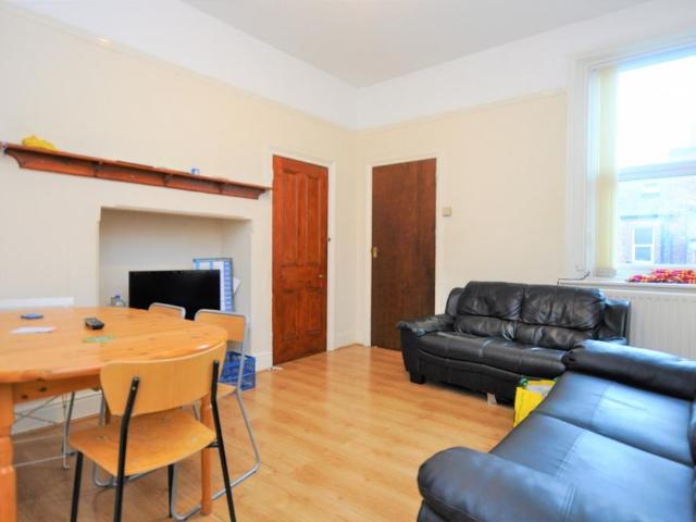 Grosvenor Road, Jesmond, Newcastle. 5 bed maisonette to rent £3,033 pcm £700 pw
