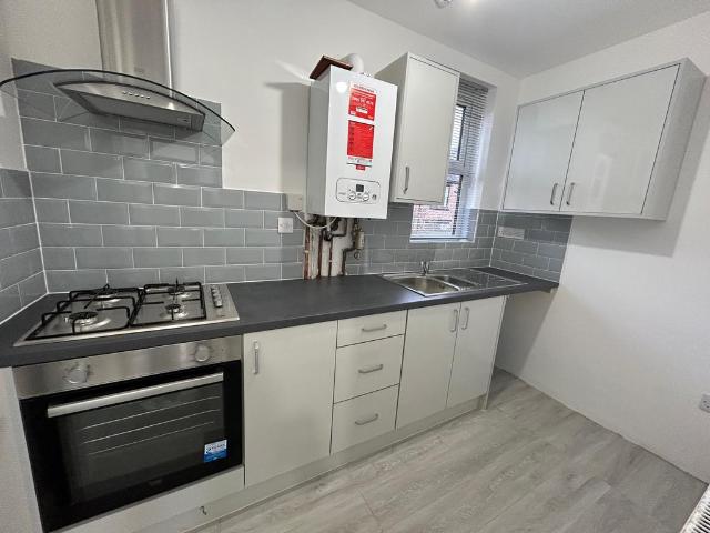 Grosvenor Road, Manchester, M16 Studio to rent £850 pcm £196 pw