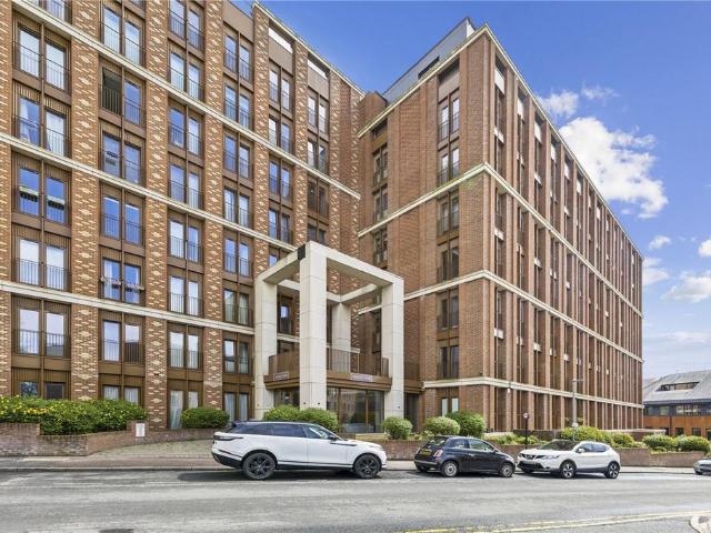 Grosvenor Road, St. Albans. 2 bed penthouse to rent £5,001 pcm £1,154 pw