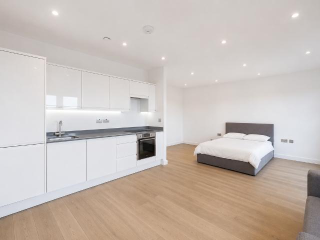 Grosvenor Road, St Albans AL1, Studio to rent, £1,300 pcm | PrimeLocation