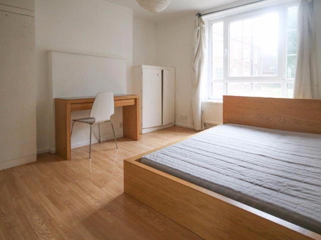 Grosvenor Way, London, E5