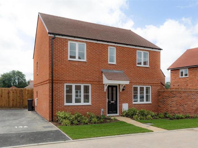 Gratton Road, Horley 4 bed house to rent £2,600 pcm £600 pw