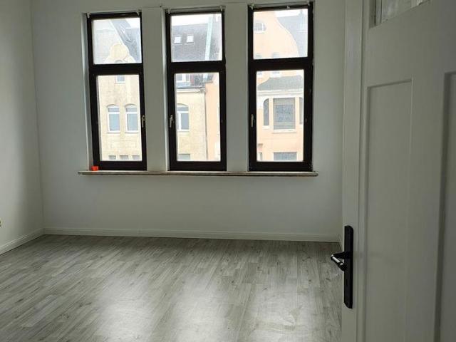 Gräumige 4 Zi Altbau WHG mit Balkon