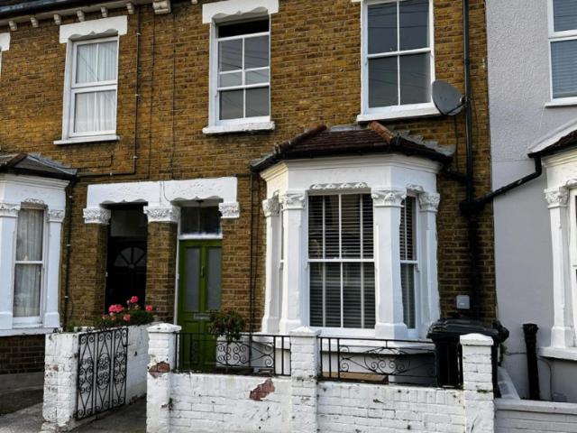 Graveney Road, London, SW17 4 bed terraced house to rent £3,850 pcm £888 pw