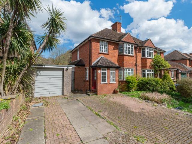 Gravel Hill, Croydon, CR0 3 bed semi detached bungalow to rent £2,500 pcm £577 pw