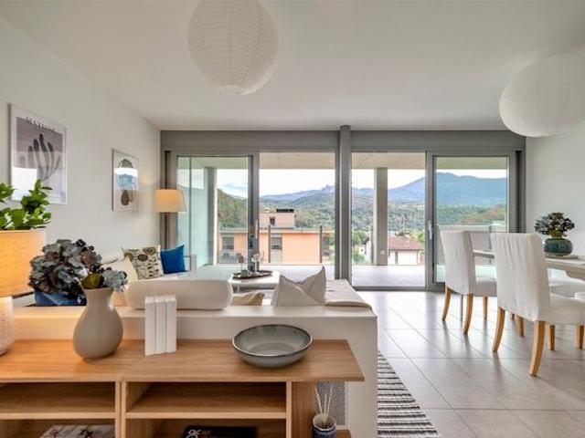 Gravesano – elegante 2,5 Zimmer Wohnung mit großer Panoramaterrasse