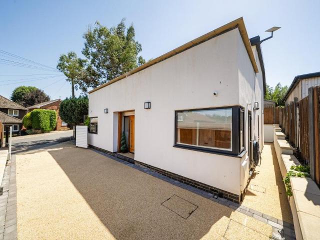 Grays Way, Canterbury, Kent, CT1 3 bed detached house to rent £2,500 pcm £577 pw