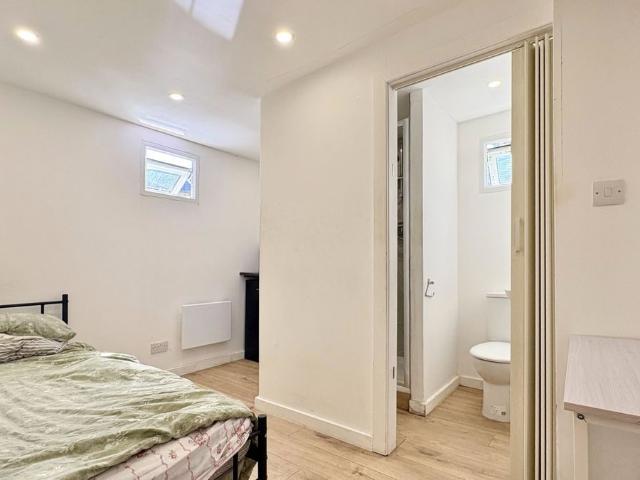 Grays Inn Road, London WC1X, Studio to rent, £1,300 pcm | PrimeLocation