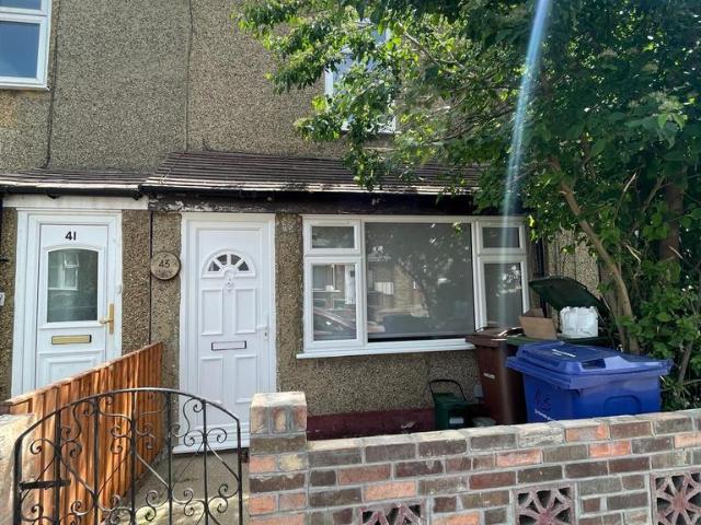 Grays, RM17 3 bed terraced house to rent £1,700 pcm £392 pw