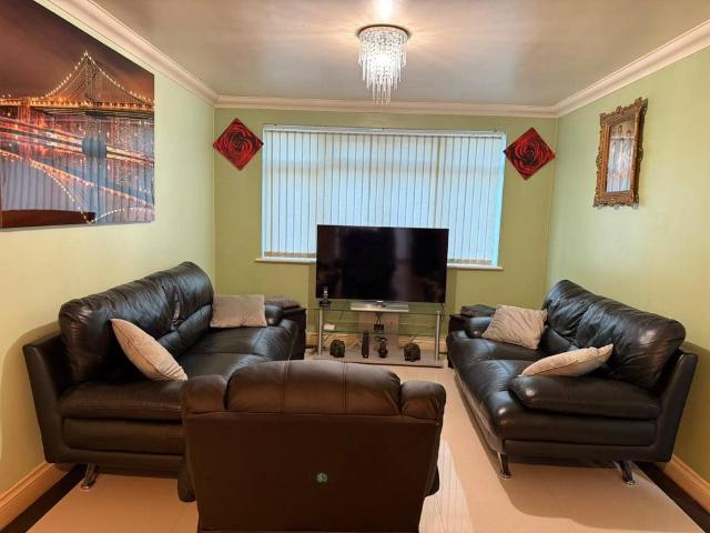 Grays, RM17 4 bed semi detached house to rent £2,100 pcm £485 pw