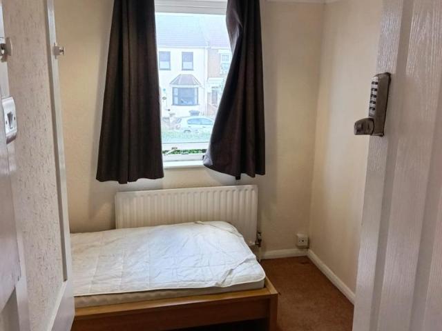 Grays, RM20 1 bed in a house share to rent £550 pcm £127 pw
