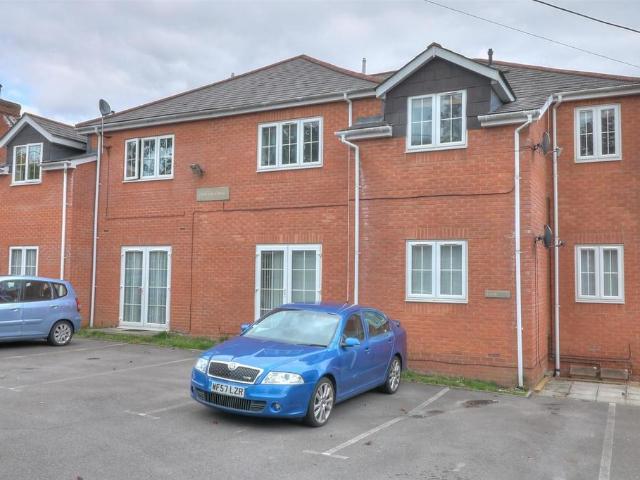 Grayton Court, Hursley Road. 2 bed flat to rent £1,100 pcm £254 pw