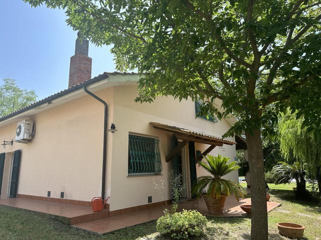 Graziosa Villetta con piscina nella prima campagna di Vada 240m² Vada