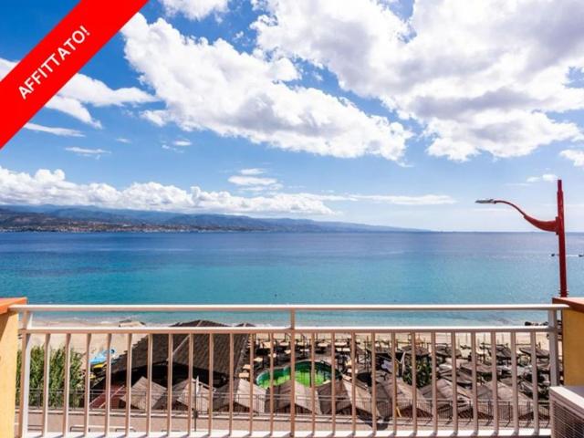 Grazioso bilocale con terrazza vista mare in zona Pace