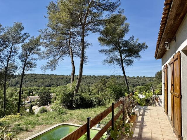 Grabels, maison avec vue panoramique à rénover sur un grand terrain arboré