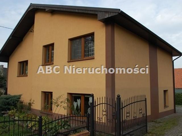 Funkcjonalny dom 205 m2 z ogrodem i strychem w Grabownie
