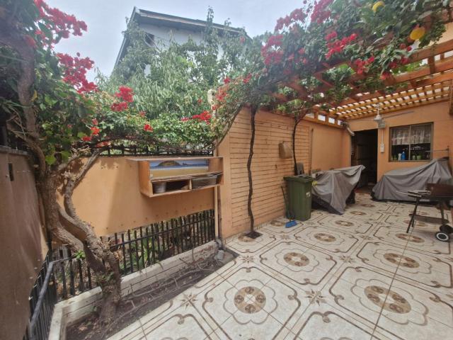 Grace Kelm Vende casa en excelente estado remodelada dos pisos 3 d/ 2 baños/estacionamiento y patio en Peñaflor