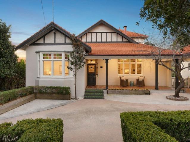 Graceful entertainer of rare scale with stunning views over Loyal Henry Park