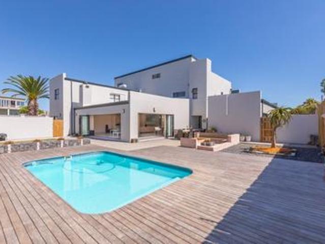 gracious gentleman’s estate – a land.