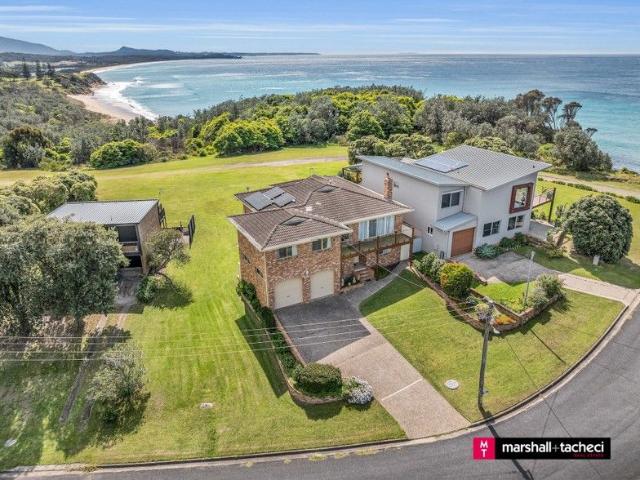 Gracious Seaside Residence Beach Reserve Frontage