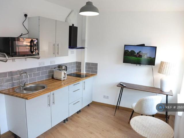 Grafton Road, London, NW5 Studio to rent £1,450 pcm £335 pw