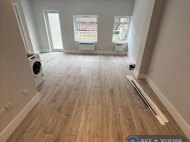 Grafton Road, London, NW5 Studio to rent £1,750 pcm £404 pw
