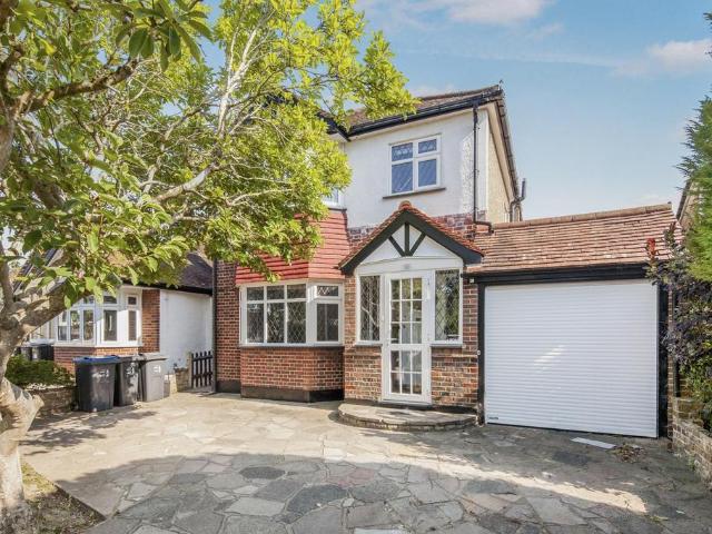 Graham Close Shirley CR0 4 bed detached house to rent £2,995 pcm £691 pw