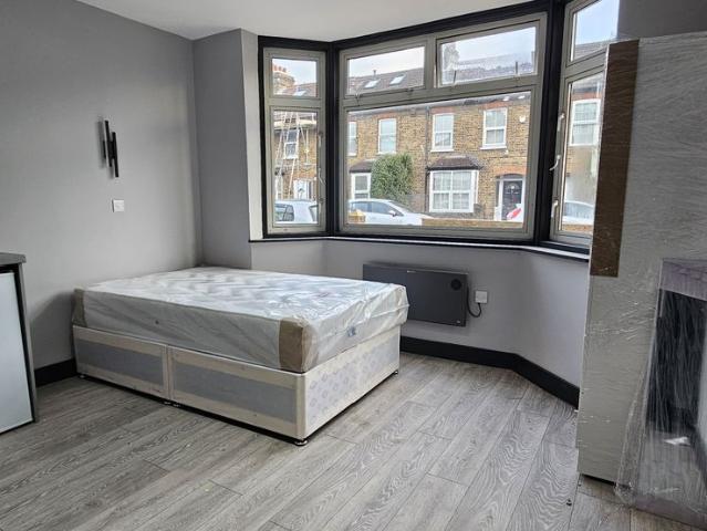 Graham Road, Wealdstone HA3, Studio to rent, £1,050 pcm | PrimeLocation