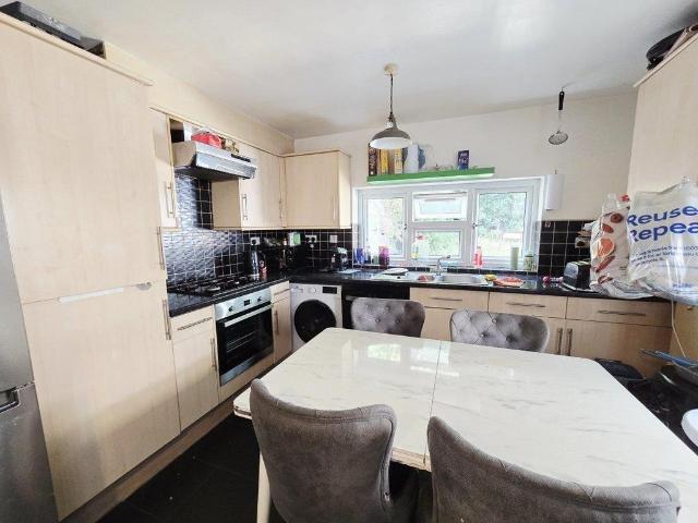 Graham Road, E8 1 4 bed flat to rent £4,200 pcm £969 pw
