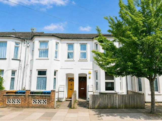 Graham Road, Harrow, Middlesex HA3 2 bed flat to rent £1,650 pcm £381 pw
