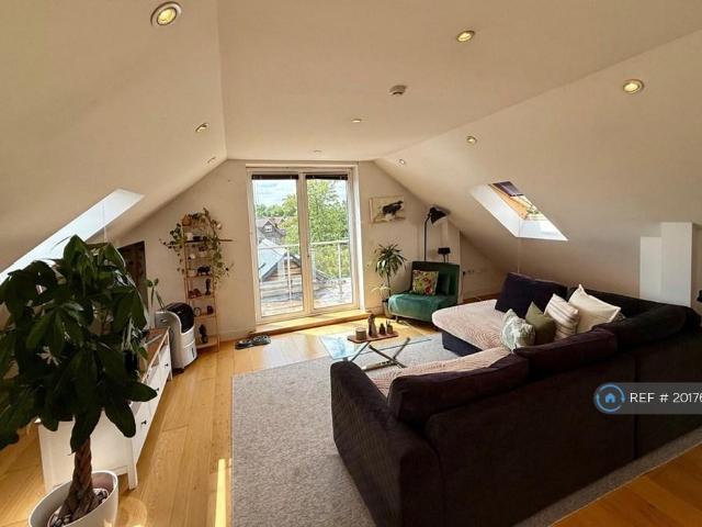 Graham Road, London, SW19 2 bed flat to rent £2,700 pcm £623 pw