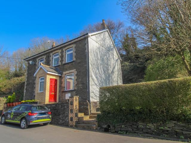 Graig Yr Helfa Road, Pontypridd CF37 2 bed house to rent £850 pcm £196 pw