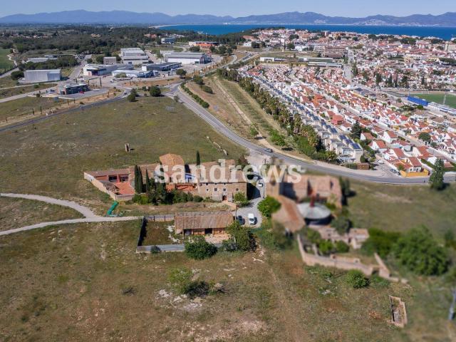 Gran Masia amurallada ubicada en l’Escala. Dispone de un tot. 2068m² L'Escala