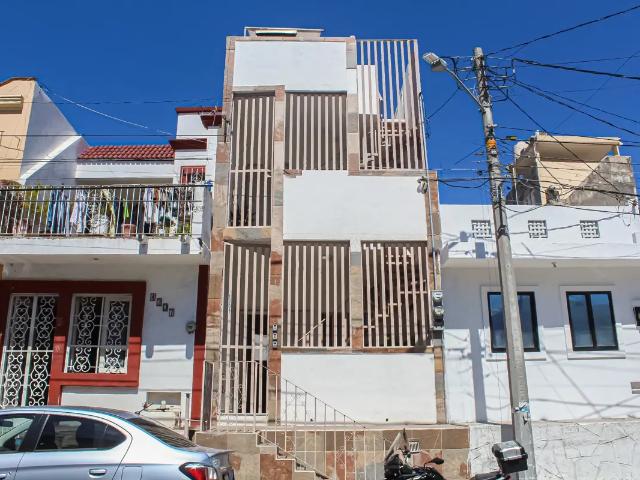 ¡Gran Oportunidad de Inversión en el Corazón de Mazatlán! Propiedad de Tres Niveles con 2 Departamen