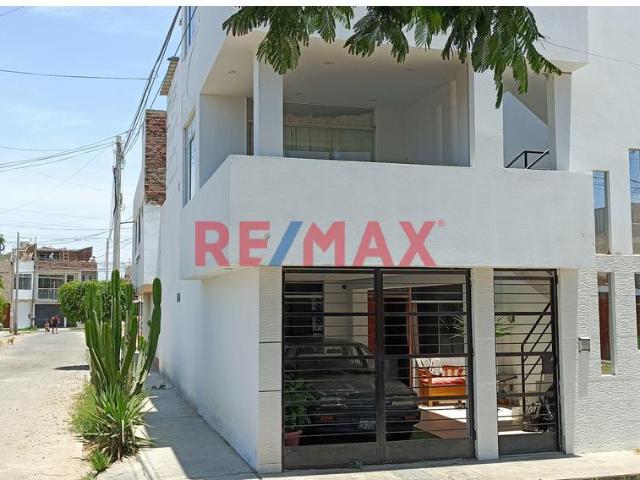 ¡Gran Oportunidad De Inversión En Ica! Casa De 3 Pisos En Urbanización Las Palmeras