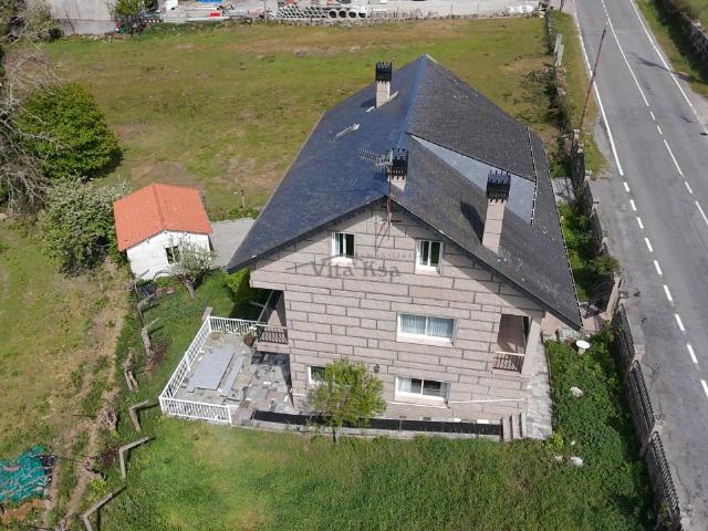 ESPACIOSO CHALET DE PIEDRA CON TERRENO CERRADO EN NOGUEIRA DE RAMUIN