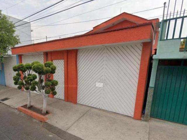 ¡Gran oportunidad en Agrícola Oriental! Casa amplia con excelente ubicación y plusvalía