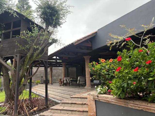Gran oportunidad en Arboledas 4ª Sección: casa con alberca, excelente estado y amplio terreno