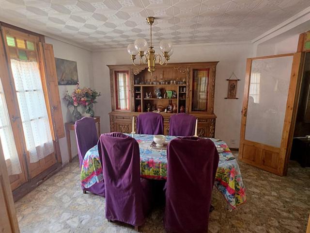 ¡Gran oportunidad en Cariñena! Casa con encanto, amplio patio privado y chimenea