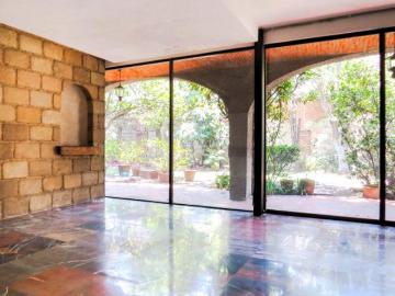 ¡Gran Oportunidad en Coyoacán! Casa con Enorme Jardín y Potencial para Remodelación
