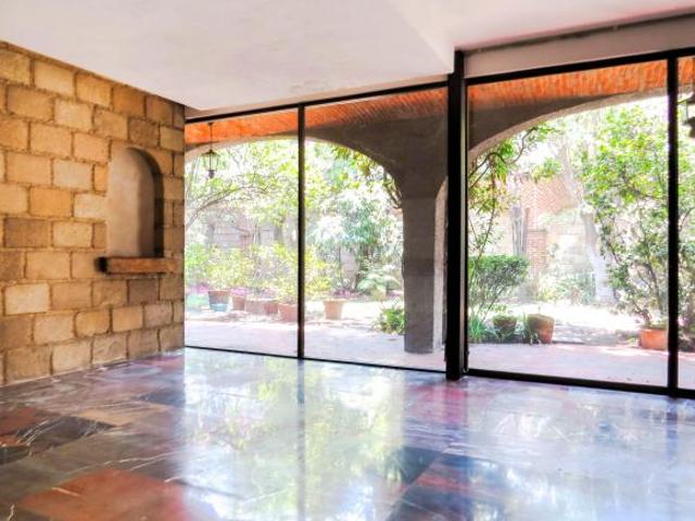 ¡Gran Oportunidad en Coyoacán! Casa con Enorme Jardín y Potencial para Remodelación