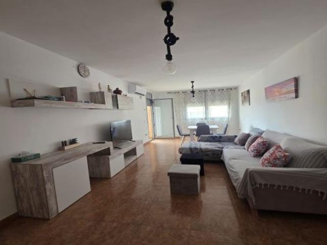 ¡Gran Oportunidad en Deltebre! Espacioso Piso de 3 Habitaciones con Garaje Cerrado